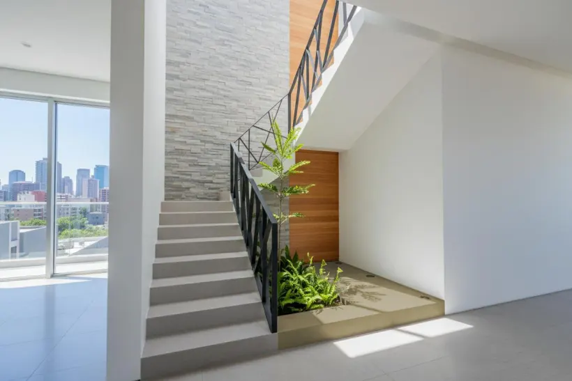 Escalera de diseño con barandal de vidrio en uno de nuestros proyectos